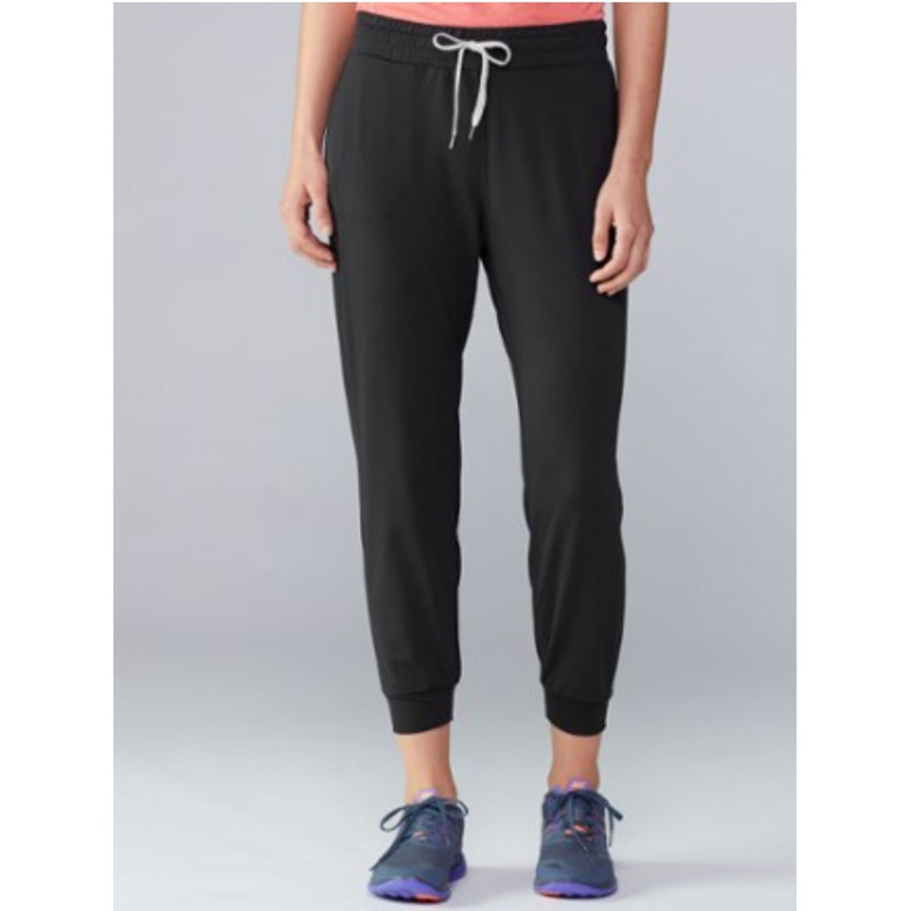 Vuori performance joggers with tags